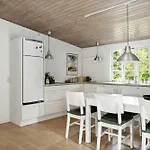 Classic Wooden House With South-facing Deck 펜션 *