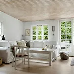 Classic Wooden House With South-facing Deck 펜션
