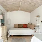 펜션 Classic Wooden House With South-facing Deck *