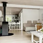 Classic Wooden House With South-facing Deck 펜션 *