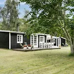 펜션 Classic Wooden House With South-facing Deck Nykøbing Sjælland