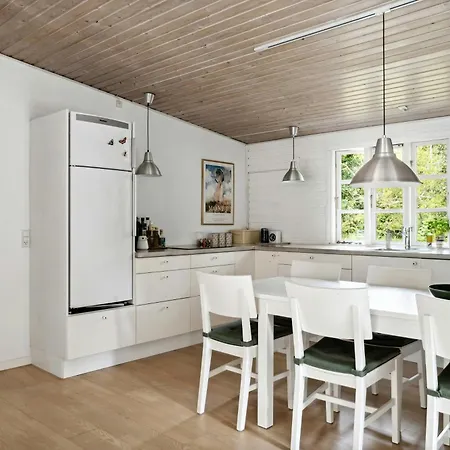 Classic Wooden House With South-facing Deck בית נופש *