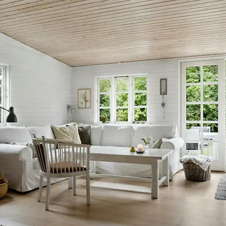 Classic Wooden House With South-facing Deck בית נופש