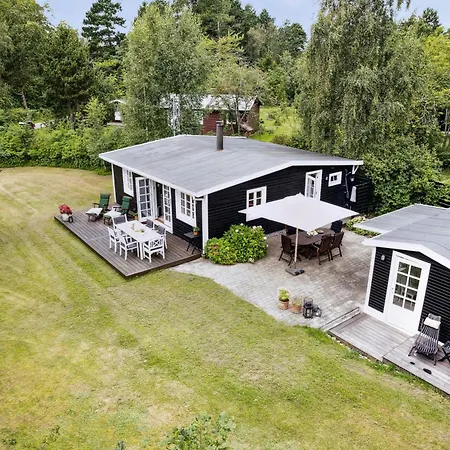 펜션 Classic Wooden House With South-facing Deck