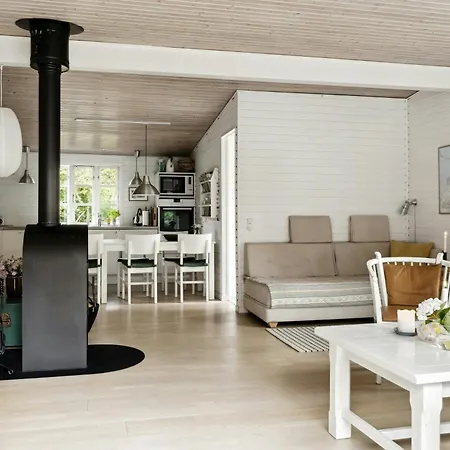 Classic Wooden House With South-facing Deck בית נופש *