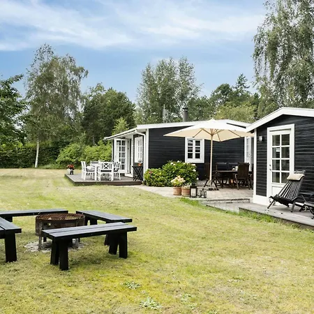 펜션 Classic Wooden House With South-facing Deck Nykøbing Sjælland