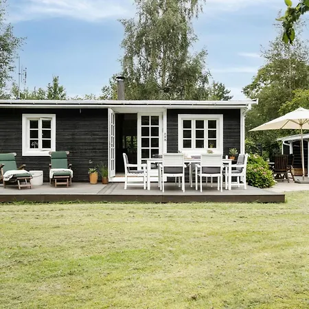Classic Wooden House With South-facing Deck 펜션 *