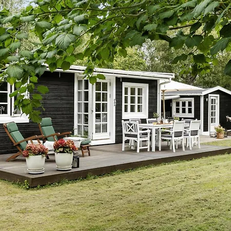 펜션 Classic Wooden House With South-facing Deck Nykøbing Sjælland
